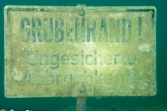 20150626-24 Warnschild am Grubenrand 26. Juni 2015